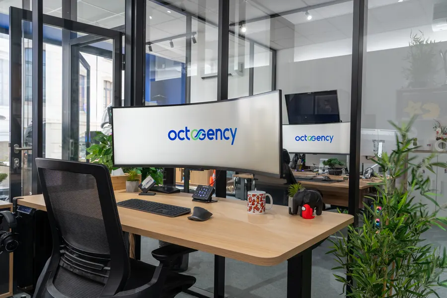 Un bureau côté rue, écrans OctoGency