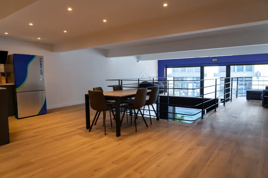 La table de réunion de la mezzanine