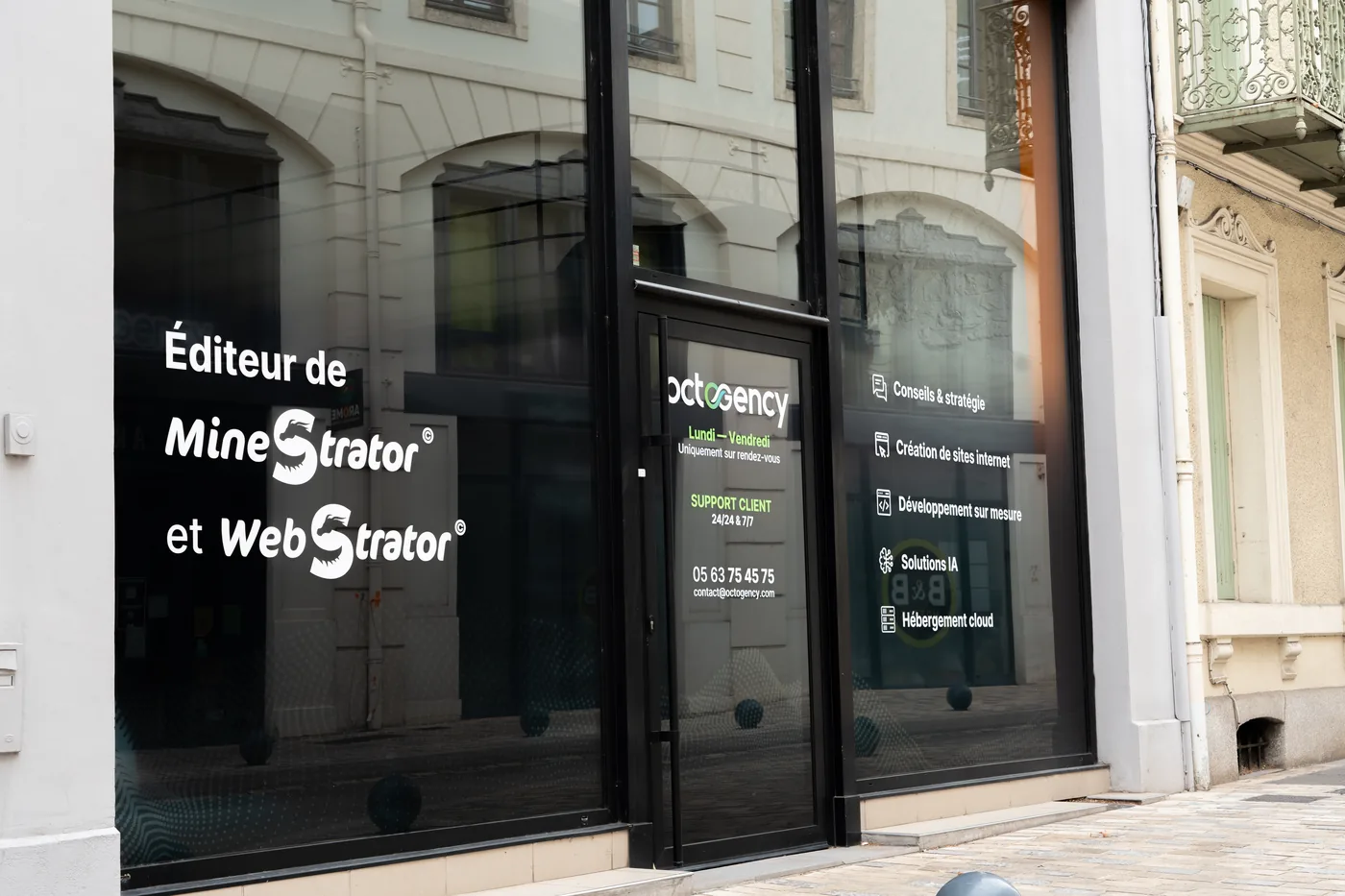 La vitrine de l'agence OctoGency, rue Jacques Limouzy à Castres